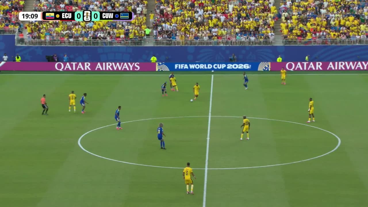 ¡TIRO ATAJADO! disparo por Enner Valencia.