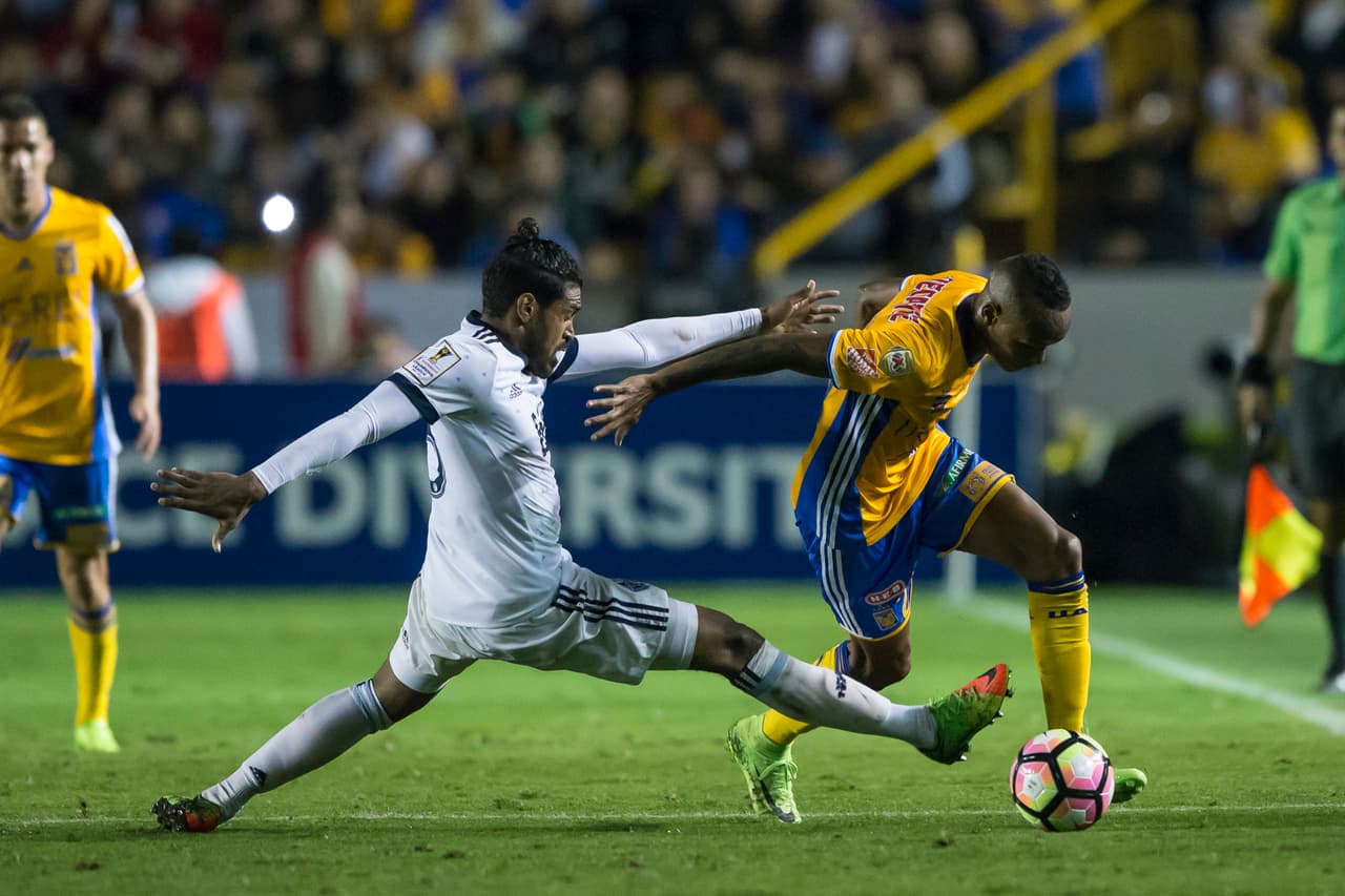 El colombiano Luis Quiñones entró al área y echó la pelota por encima de la puerta.
