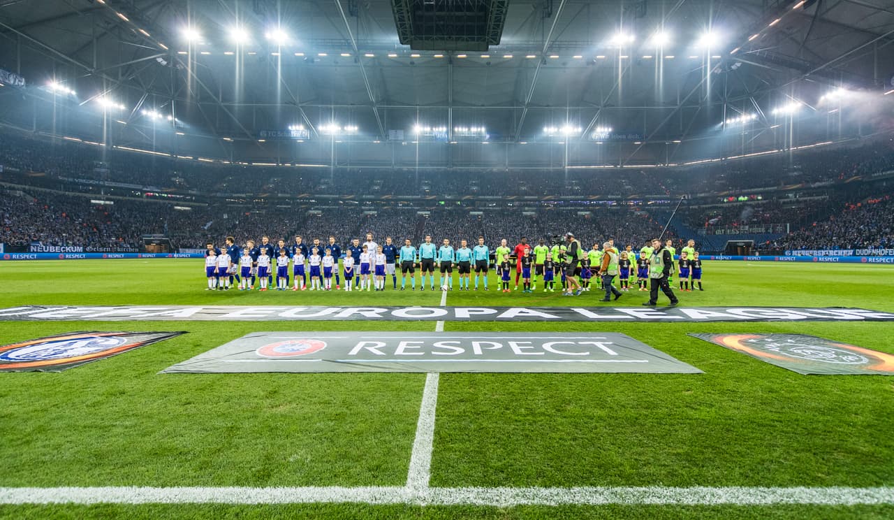 El de Gelsenkirchen es un estadio de categoría 4 de la UEFA, pero es de los más innovadores del mundo por su techo retractil y su marcador móvil, además del campo movible que elimina el mantenimiento.
