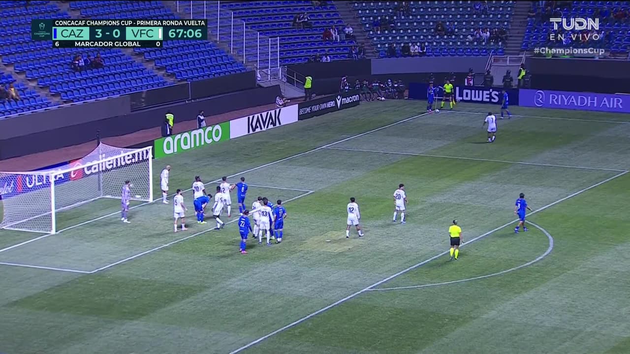 ¡GOL!  anota para Cruz Azul. Jorge Rodarte