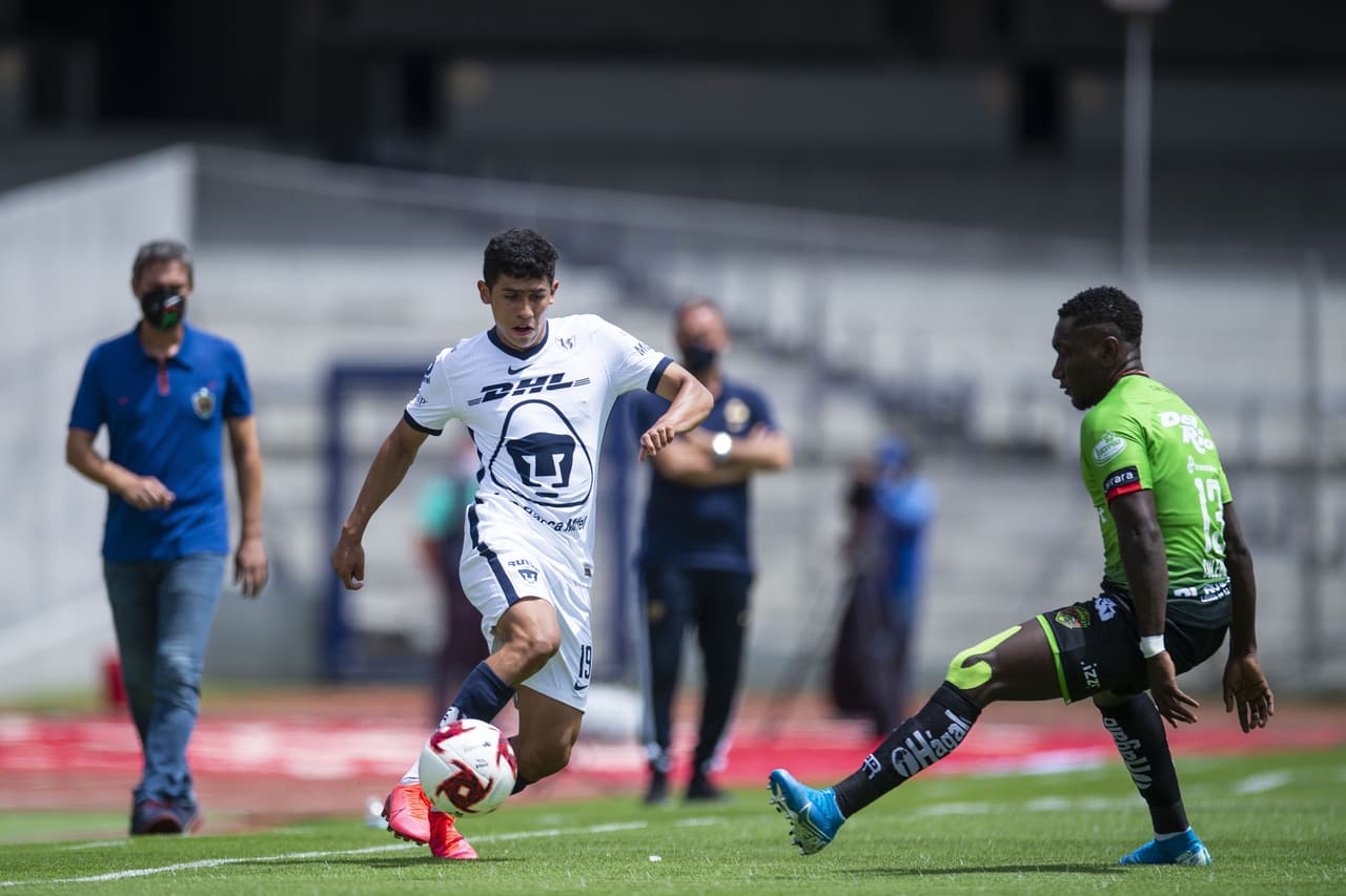 Pumas arranca con la posesión del balón desde el primer minuto y comienzan a armar su ataque.
