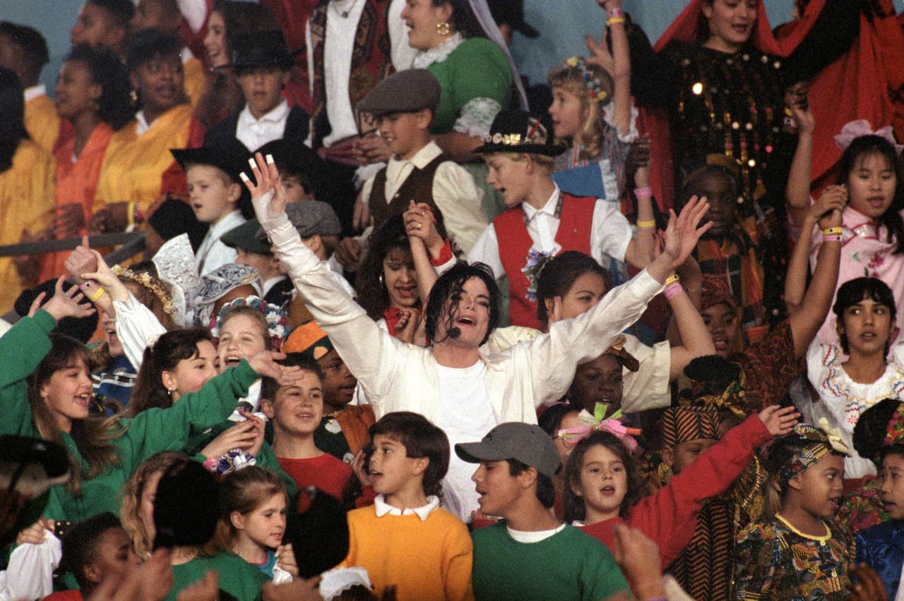 En 1993, el rey del pop Michael Jackson, tuvo a cargo el espectáculo de medio tiempo en el Super Bowl XXVII en 1993.