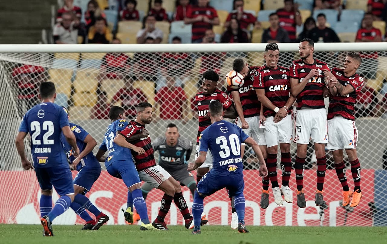 En un tenso choque brasileño, el Flamengo perdió en casa 2-0 ante el Cruzeiro, enmudeciendo al Estadio Maracaná. Los cariocas devuelven la visita a la Bestia Negra el 29 de agosto en el Mineirao.