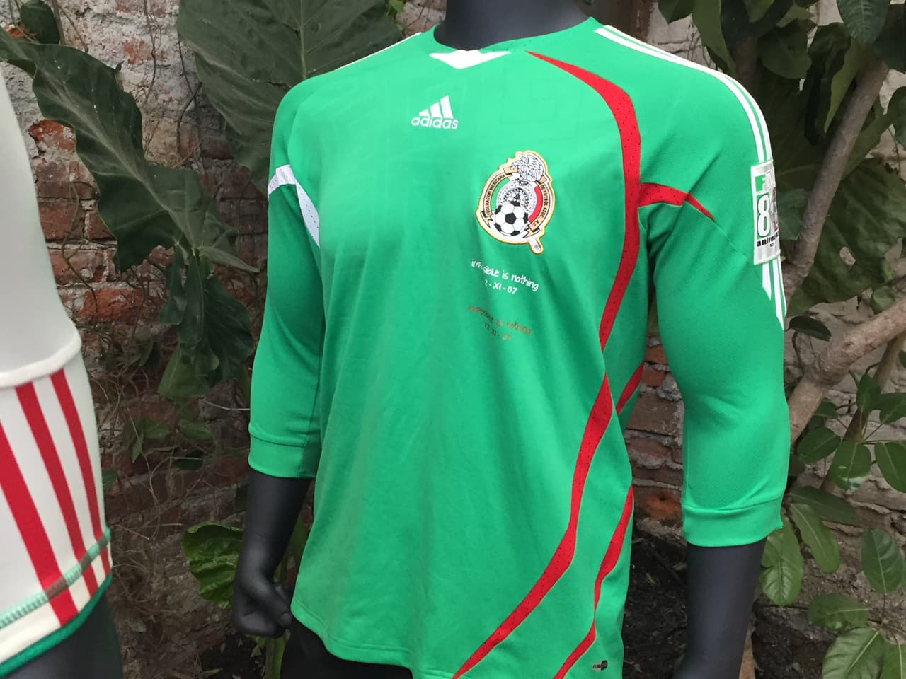 Fue la playera con la que México consiguió el agónico pase al Mundial de Sudáfrica. La del gol de Sabah en el Azteca ante Estados Unidos en la agonía del partido en el hexagonal.