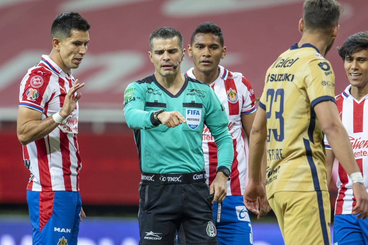 Las chivas logran venir de atrás para vencer a Pumas 2-1 y subir lugares en la tabla de posiciones.Pumas se queda en el penúltimo lugar con 5 puntos y las Chivas suben hasta la décima posición con 10 unidades.