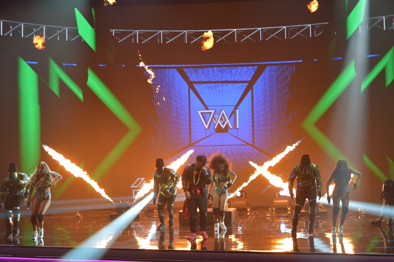 Con bailarines, pirotecnia y muchas luches el músico animó al público y los encaminó a una gran velada.