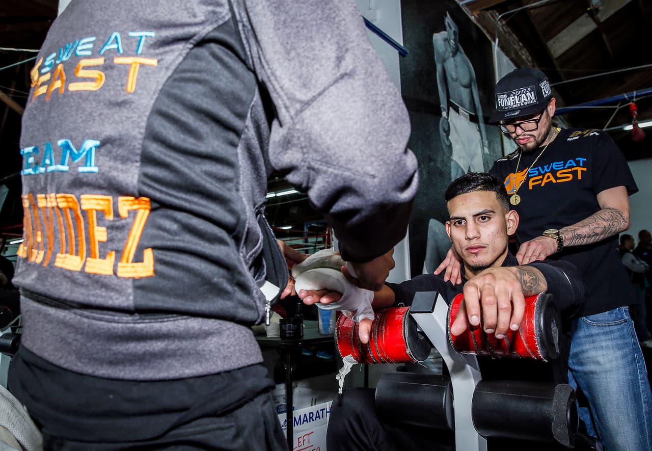 Oscar Valdez y José Benavidez enseñaron sus armas en Tucson, Arizona, previo a sus respectivos combates contra Ernie Sánchez y Sidney Siqueira.