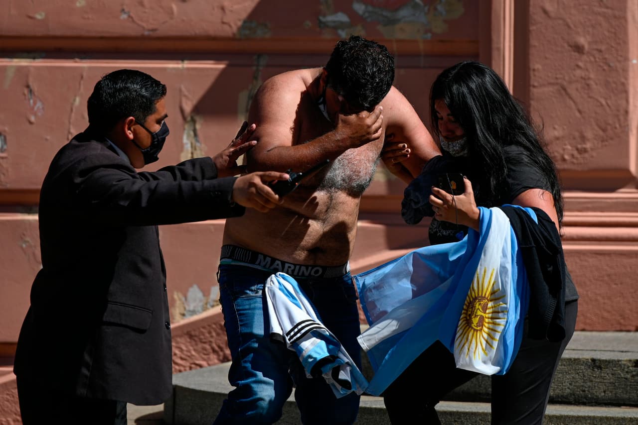 Incidentes en Casa Rosada provocan cambiar el féretro de Maradona