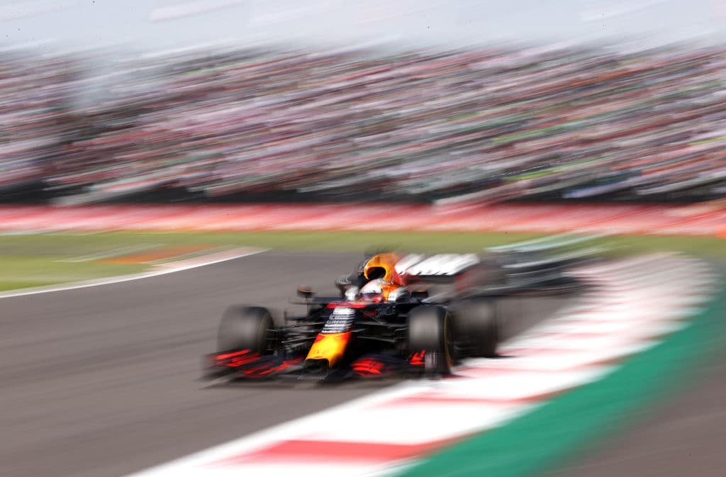 Red Bull hace el 1-3 con Max Verstappen en primer lugar y Sergio Pérez en tercero durante el Gran Premio de México en la Formula 1. Lewis Hamilton se quedó con la segunda posición durante la carrera. El mexicano logró subirse al podio en se casa.
