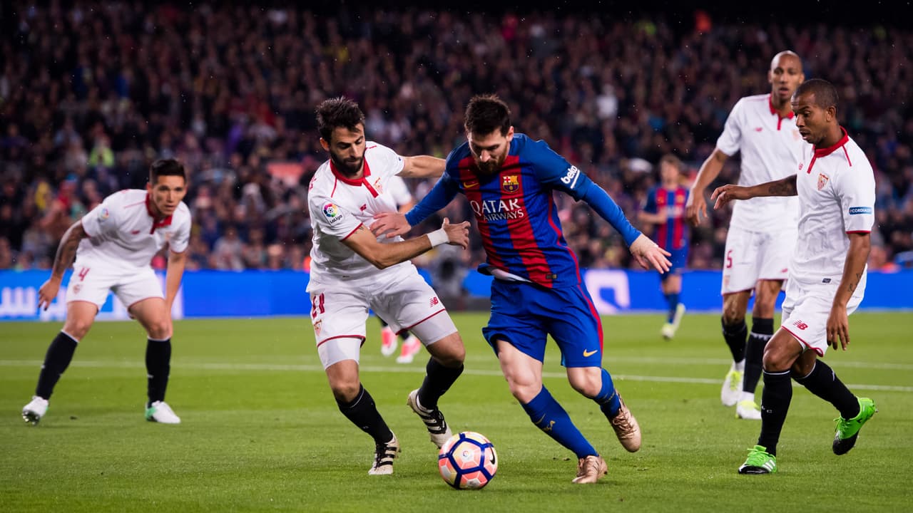 Los constantes embates de los atacantes culés fueron llevando a la visita a jugar en su media cancha.