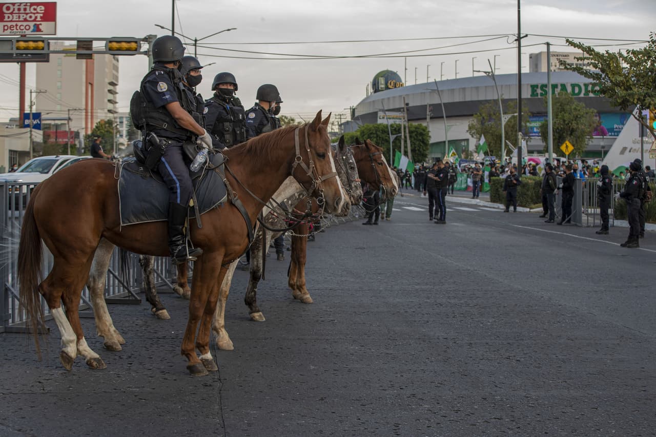 Las aficiones de los cuadros felinos acuden a las inmediaciones del estadio para recibir y apoyar a sus jugadores previo a la final de vuelta del Guard1anes 2020.