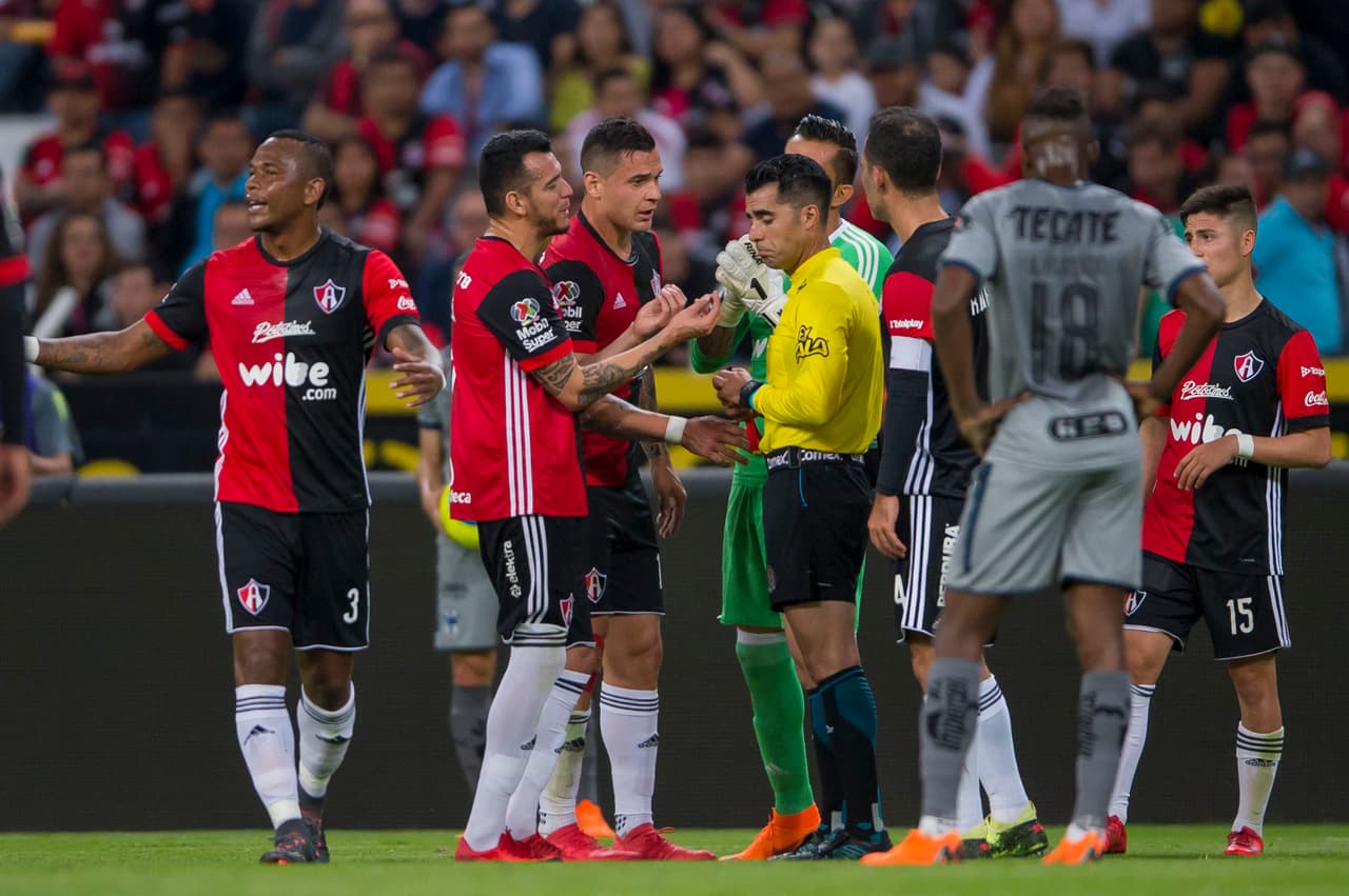 El ambiente se prendió en la cancha desde muy temprano cuando Caraglio vio la segunda tarjeta amarilla al minuto 34 del primer tiempo. Muy temprano fue la expulsión del delantero.