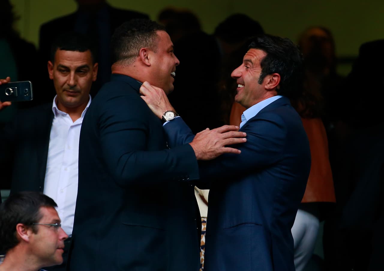 El partido en el estadio Santiago Bernabéu fue la oportunidad del encuentro de dos viejos amigos que militaron en ambos clubes, pero que son ídolos madridistas: Ronaldo y Figo.