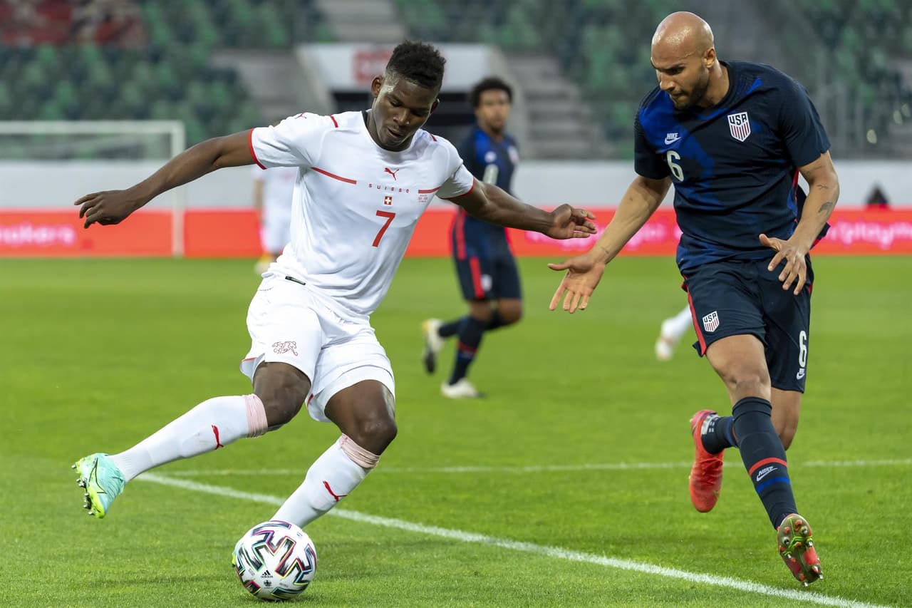 Suiza derrota a Estados Unidos en partido amistoso Internacional 2-1 llevado a cabo en en St. Gallen, Suiza. Sebastian Lletget abrió el marcador para el equipo de las barras y las estrellas, sin embargo, el equipo local empató el marcador a los pocos minutos con gol de Ricardo Rodríguez, y quien le dio la victoria a los suizos, fue Steven Suber durante la segunda mitad del encuentro.