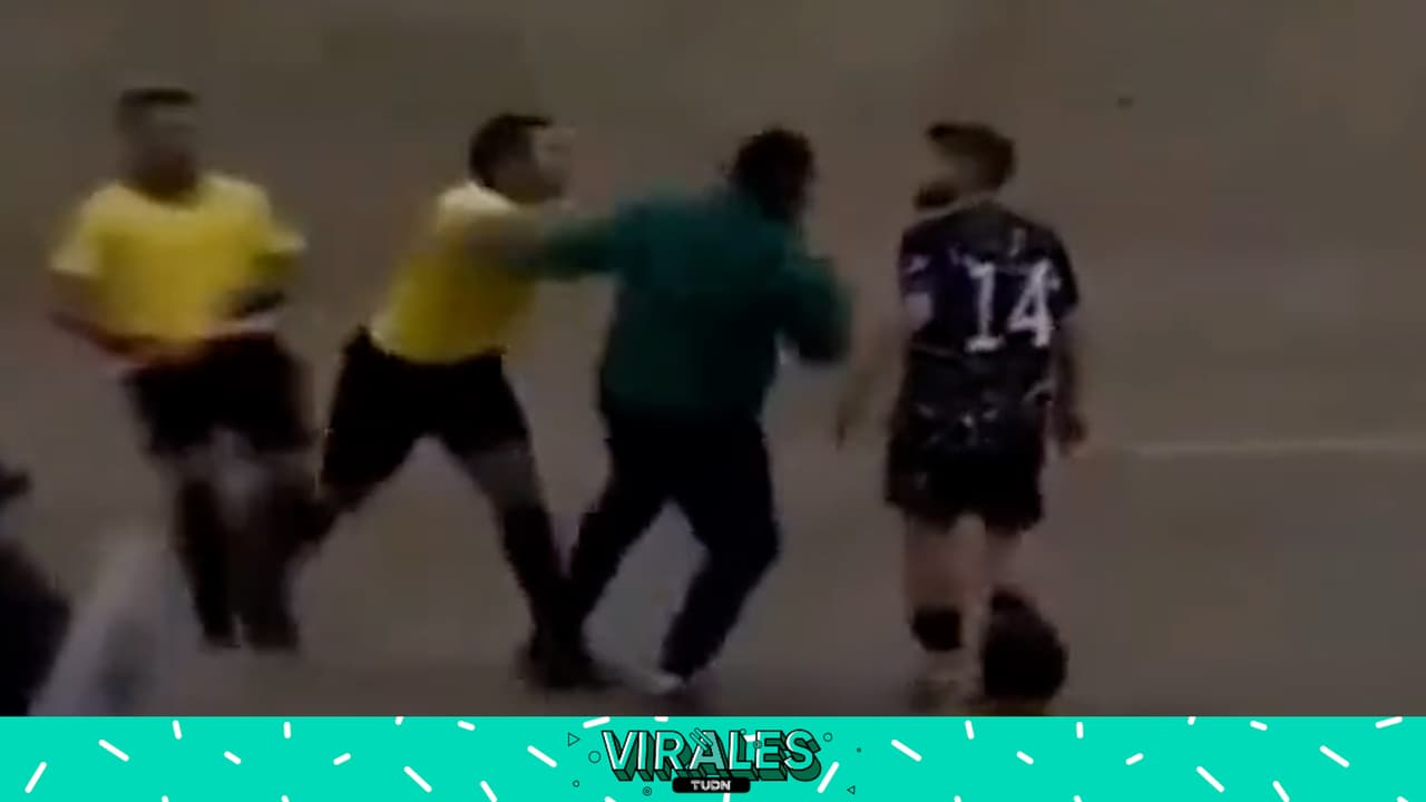 Video: ¿Eres tú, Canelo? Árbitro reparte golpes a futbolistas que le reclamaron