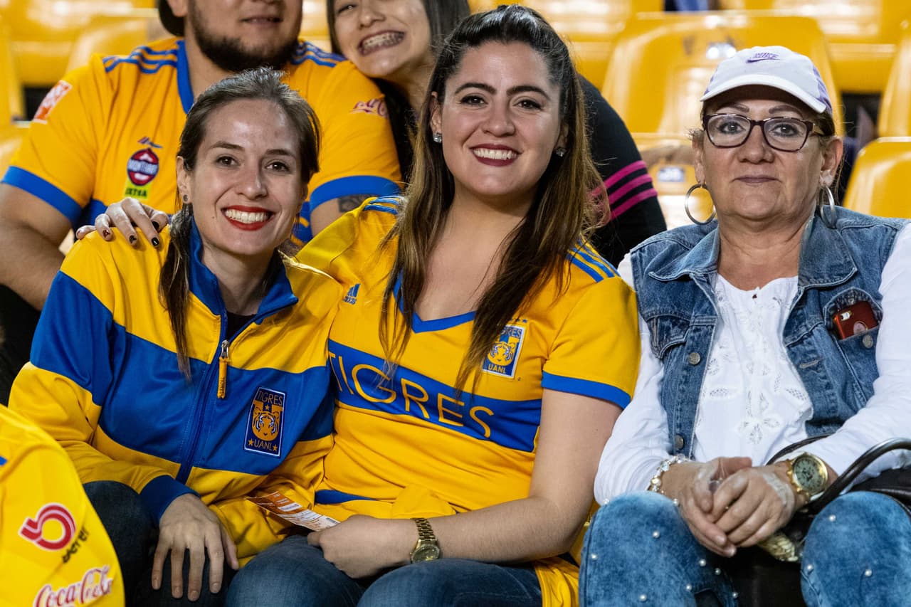 Este fue el color y el ambiente antes del silbatazo inicial en la Ida de la Semifinal por la Liga Campeones de Concacaf entre Tigres y Santos Laguna en el Estadio Universitario, en Monterrey.