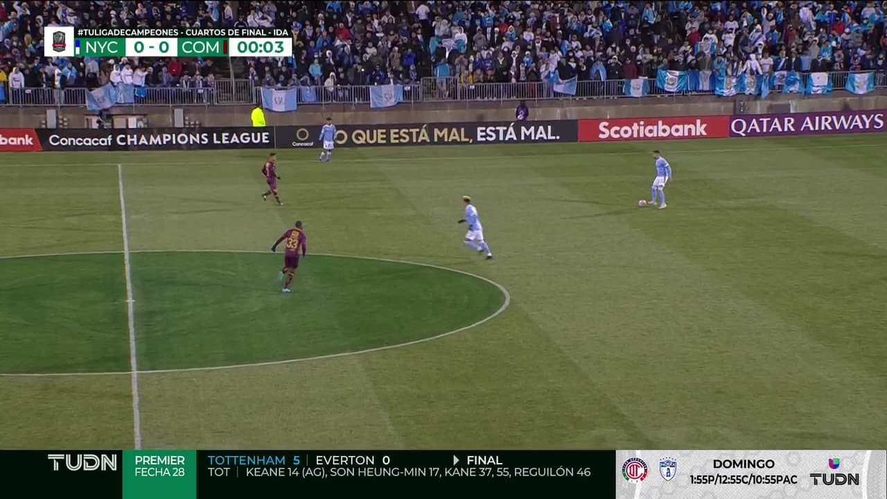 Arranca el partido y la pelota está en juego.