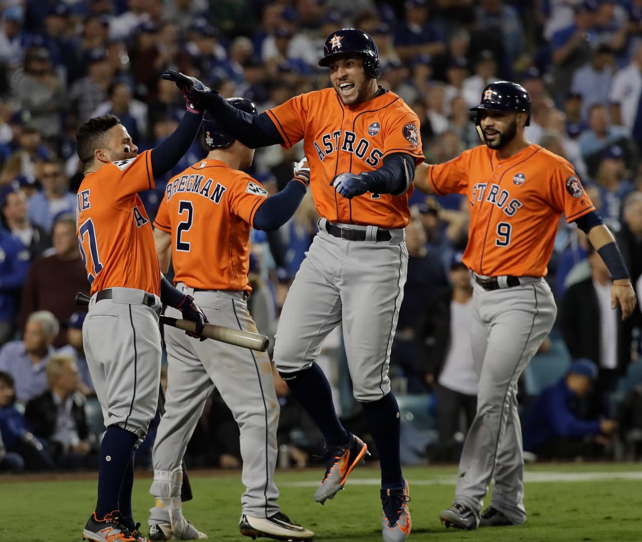 George Springer conectó su quinto jonrón en esta Serie Mundial y así fue felicitado por sus compañeros.
