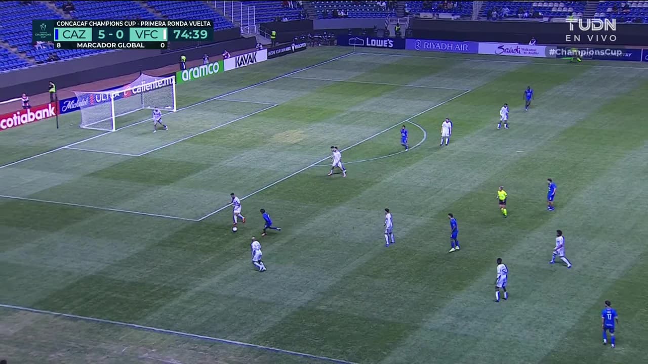 ¡TIRO ATAJADO! disparo por Nicolás Mezquida.