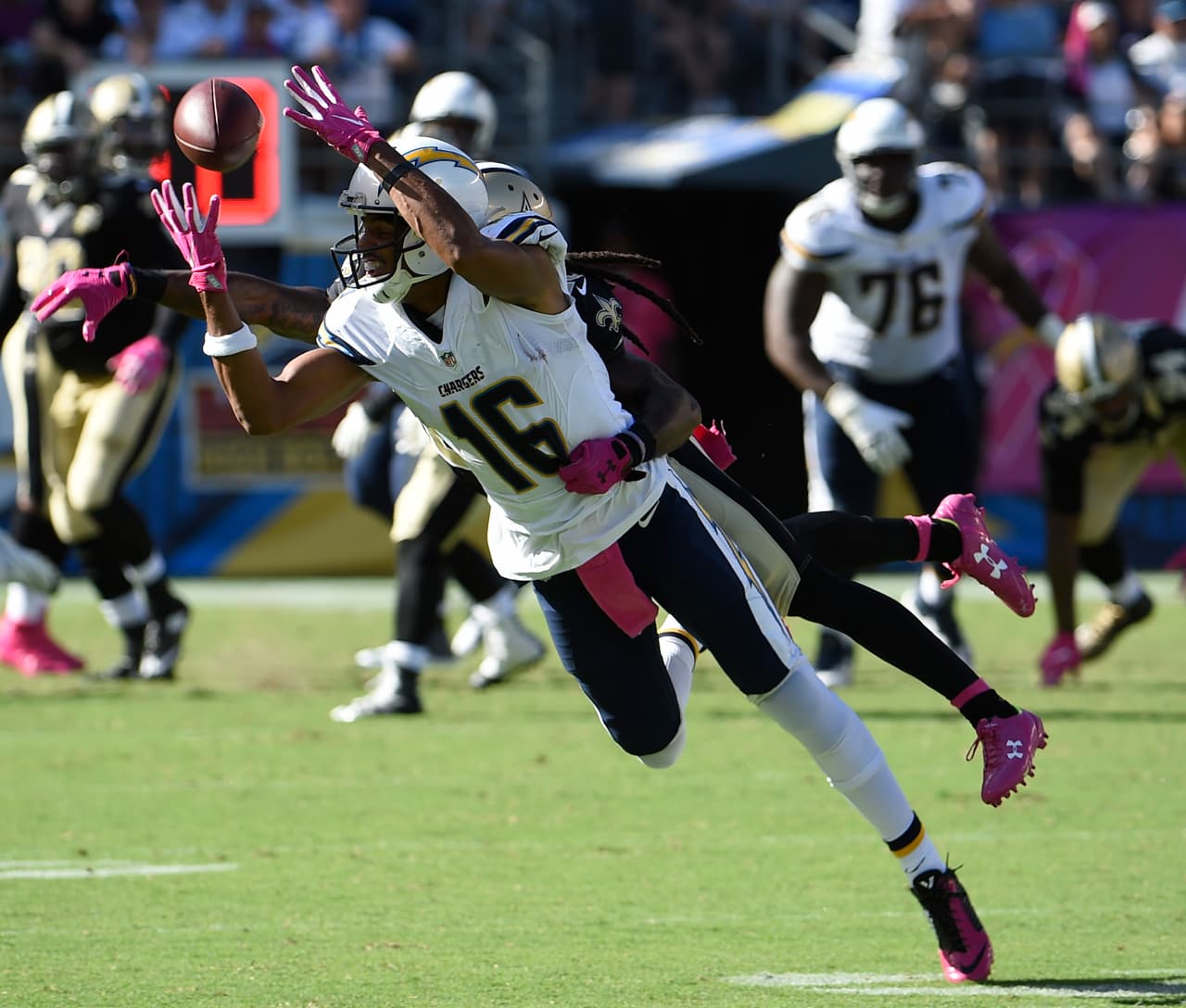 El receptor de los San Diego Chargers,Tyrell Williams, en busca de quedarse con este balón ante los Saints.
