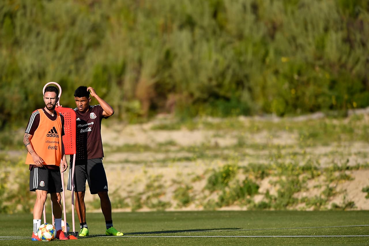 Miguel Layún (izq) aparece en esta imagen al lado de Gallardo ya en los momentos finales de esta primera sesión dirigida en tierras estadounidenses bajo el mandato del nuevo entrenador.