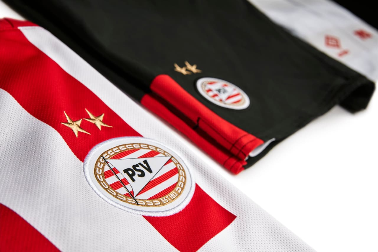 El equipo de Eindhoven ha dado a conocer su jersey principal de la próxima temporada. El clásico diseño con bastines verticales son protagonistas con un corte clásico en el que no hay detalles de otros colores. Además, como ya es habitual, su short será negro y las medis blancas.