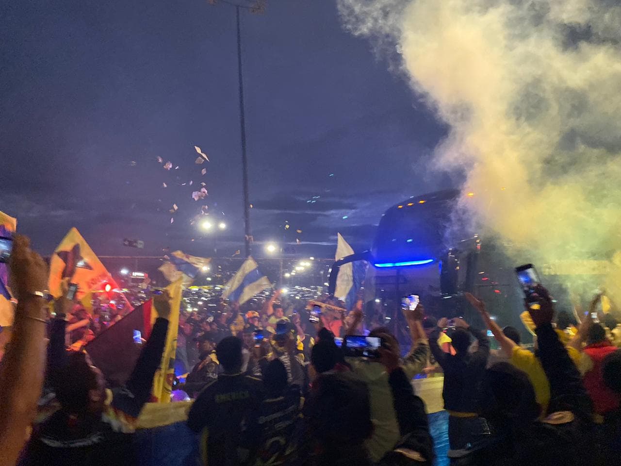 ¡Gran recibimiento al América! La afición le muestra el apoyo a su equipo con cantos, banderas y bengalas a su llegada al Estadio Azteca.