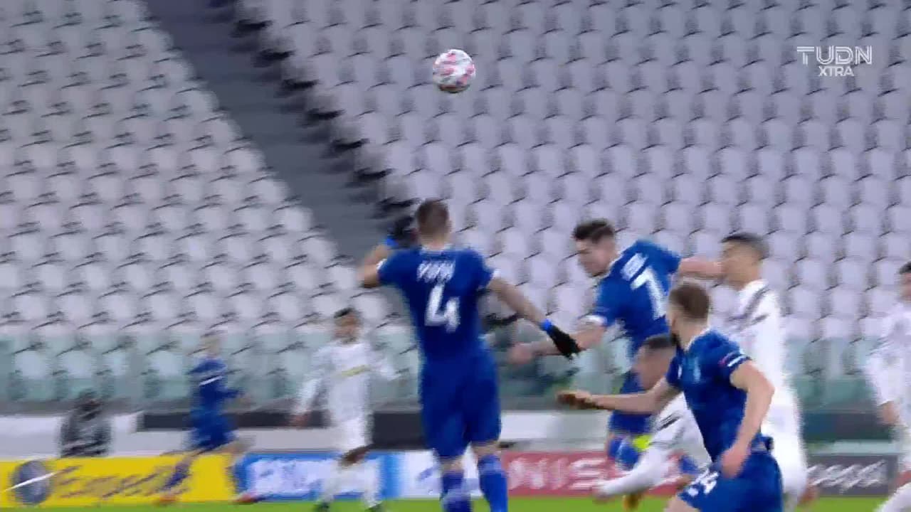 ¡TIRO ATAJADO! disparo por Cristiano Ronaldo.