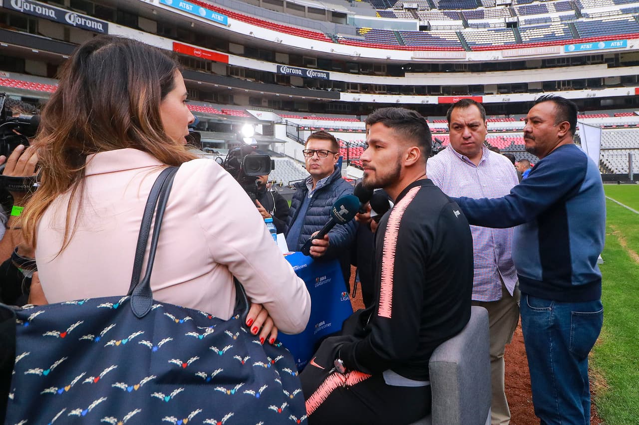 Bruno Valdéz, el goleador defensa americanista en charla con los representantes de los medios de comunicación mexicanos y extranjeros.