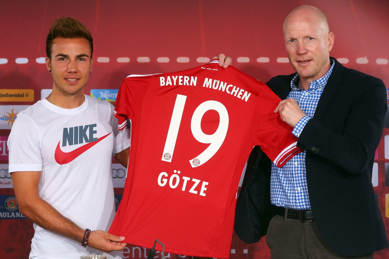Al poco tiempo de anunciar a Guardiola como DT bávaro, el Bayern anunció el fichaje de Mario Götze por 37 millones. Con Guardiola no funcionó, y fue vendido de vuelta al Dortmund por 22 millones. Se perdieron 15 millones.