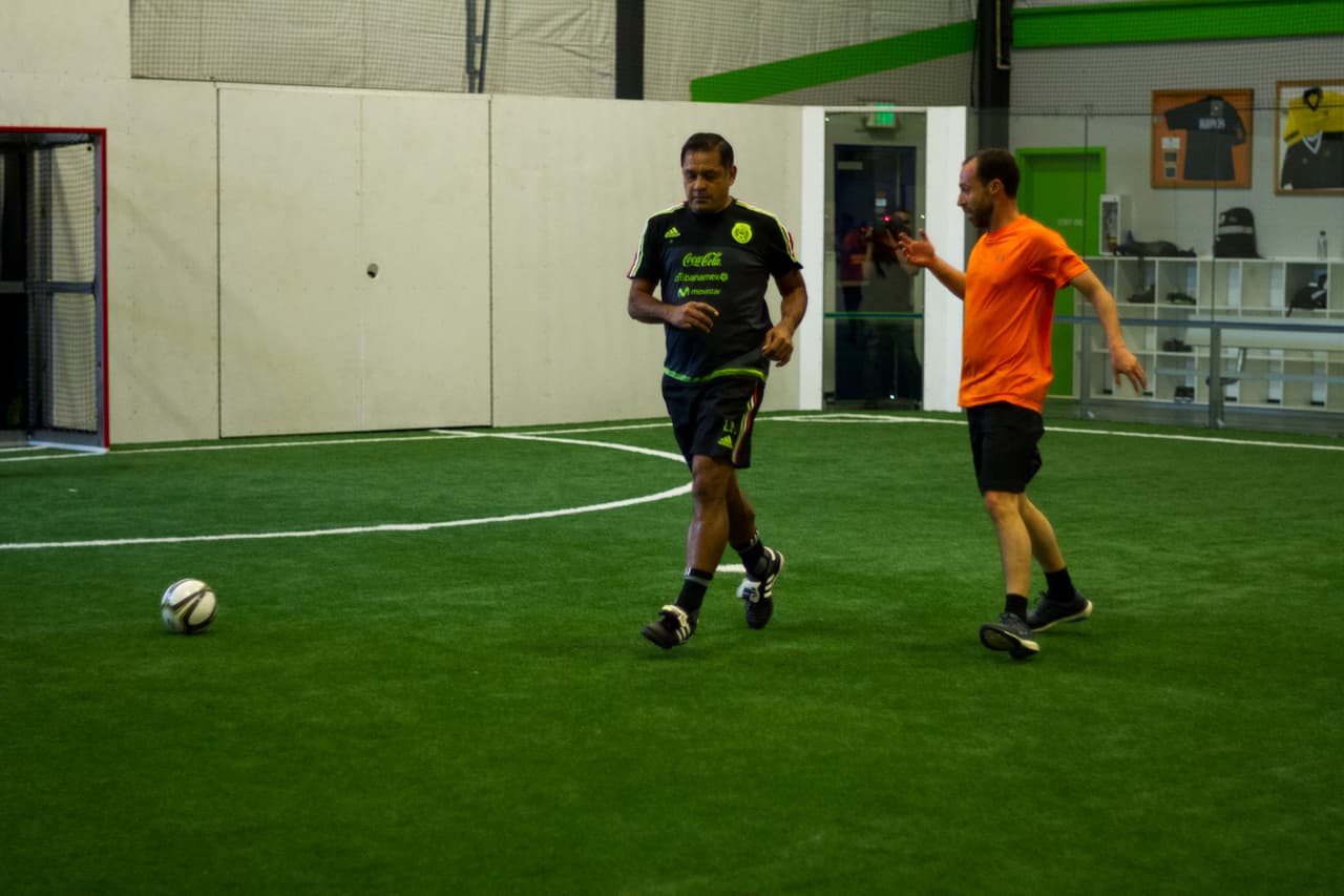 El cuerpo técnico del Tri, con un esquema táctico basado en rotaciones, tocó el balón a su antojo y venció 11-6 a los comentaristas de Univision y Televisa esta mañana en Boulder, Colorado, en un partido lleno de intensidad y camaradería.