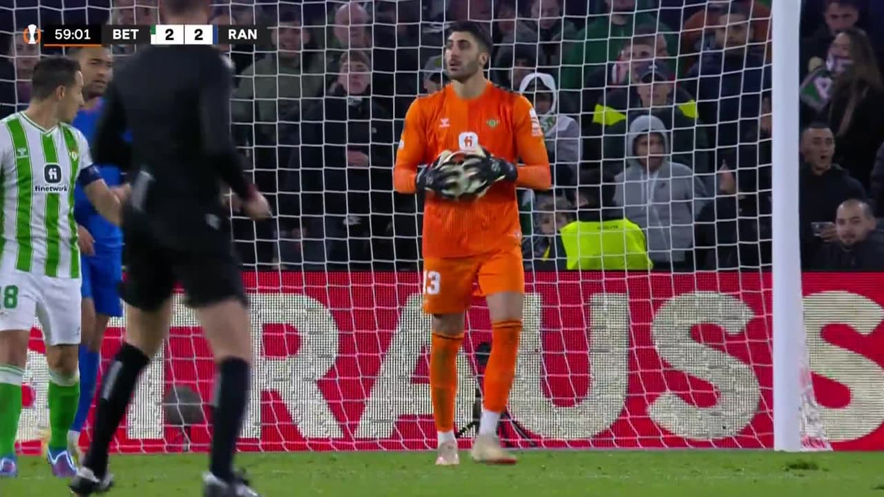 ¡TIRO ATAJADO! disparo por Abdallah Sima.