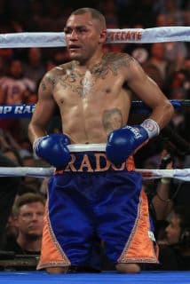 Mike Alvarado bajo custodia policiaca.