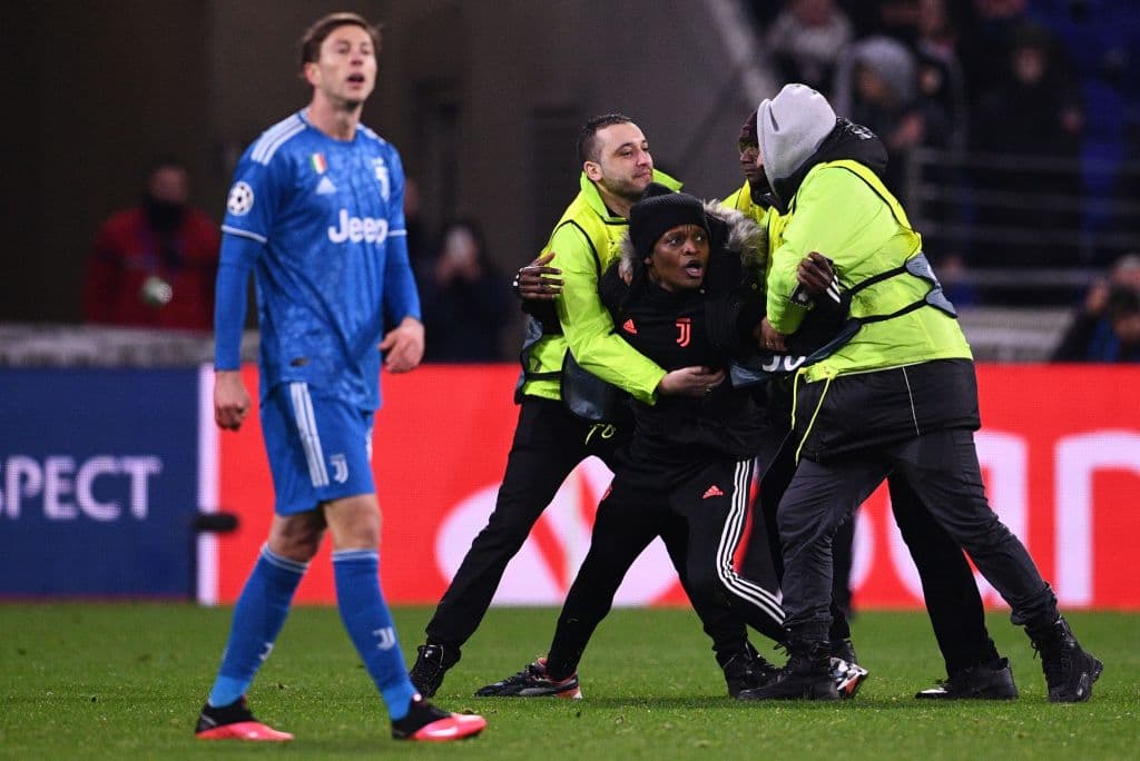 La seguridad fue oportuna y entró casi de inmediato, aunque el juego se vio interrumpido por algunos segundos y con ello lo que no quería Cristiano: que perdieran el ritmo que traía la Juventus.