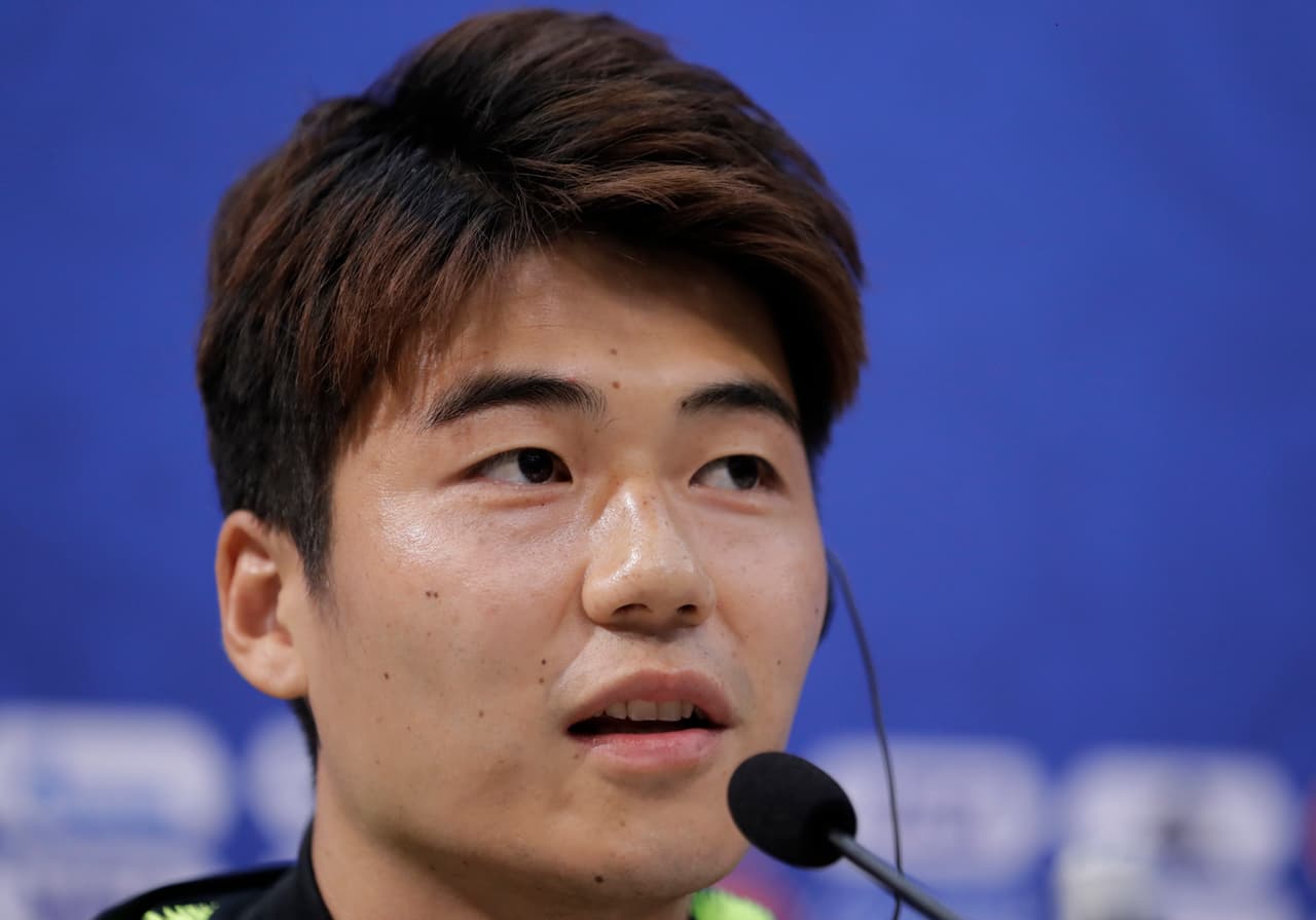 El capitán del equipo surcoreano, futbolista del Swansea City , Ki Sung-yueng, habla en la conferencia de prensa en la víspera del juego entre su selección y la de Suecia, este lunes.