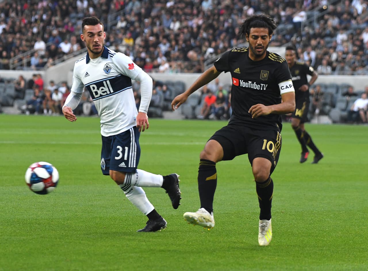 Los visitantes tomaron ventaja en el marcador durante el primer tiempo y Carlos Vela (derecha) aportó a la voltereta que terminó en goleada.