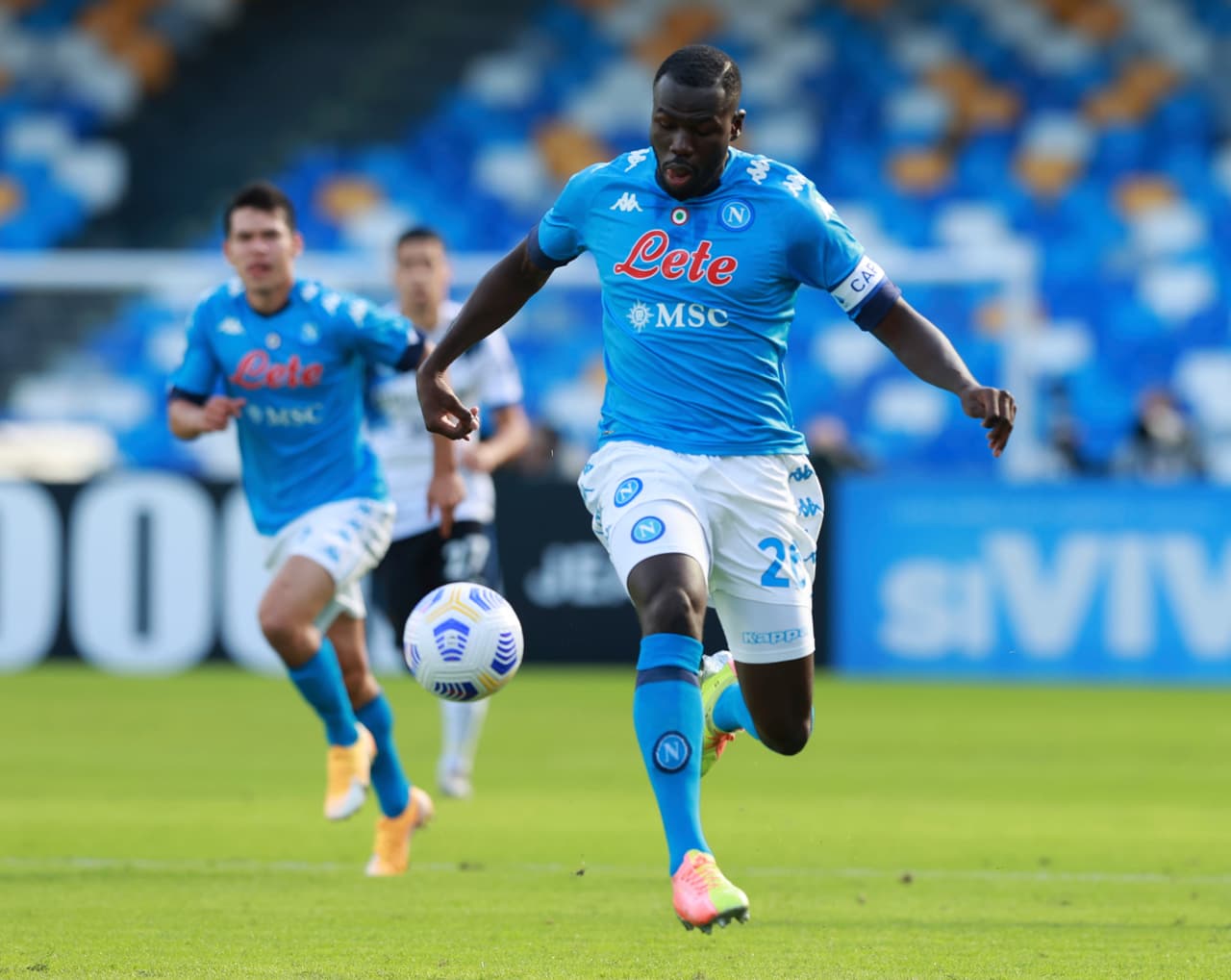 El mexicano marcó los primeros dos goles del partido (23’, 27’) y Matteo Politano (30’) hizo el tercero. Osimhen (43’) anotó el cuarto para los de Gattuso y Lammers (69’) descontaba, pero era demasiado tarde. Napoli tendrá actividad a media semana ante el AZ en la Europa League; Atalanta se medirá al Midtjylland en la Champions.