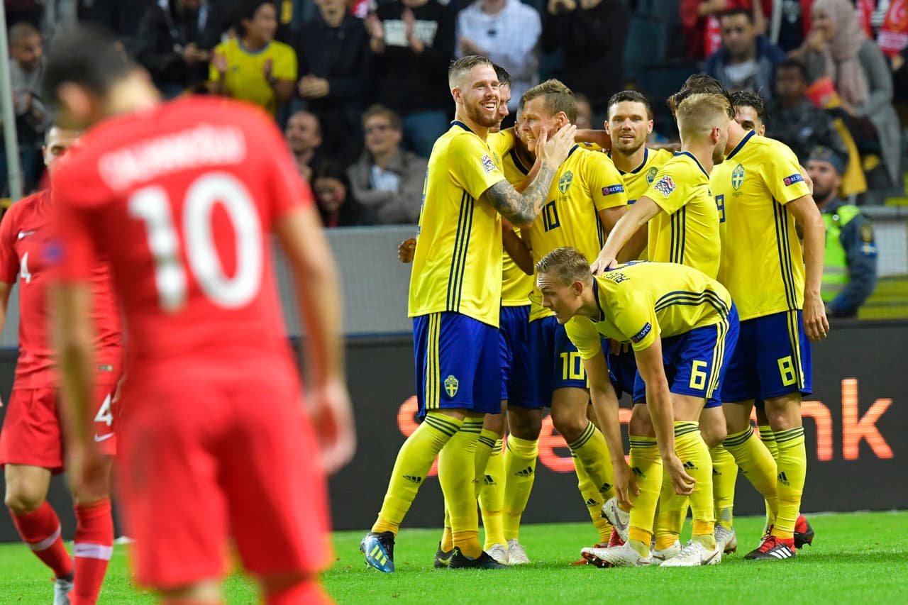 Pero para mala fortuna de los otomanos, a los 49 minutos Viktor Claesson marcó el 2-0 en lo que ya parecía echar la suerte de los visitantes con esa pesada losa.