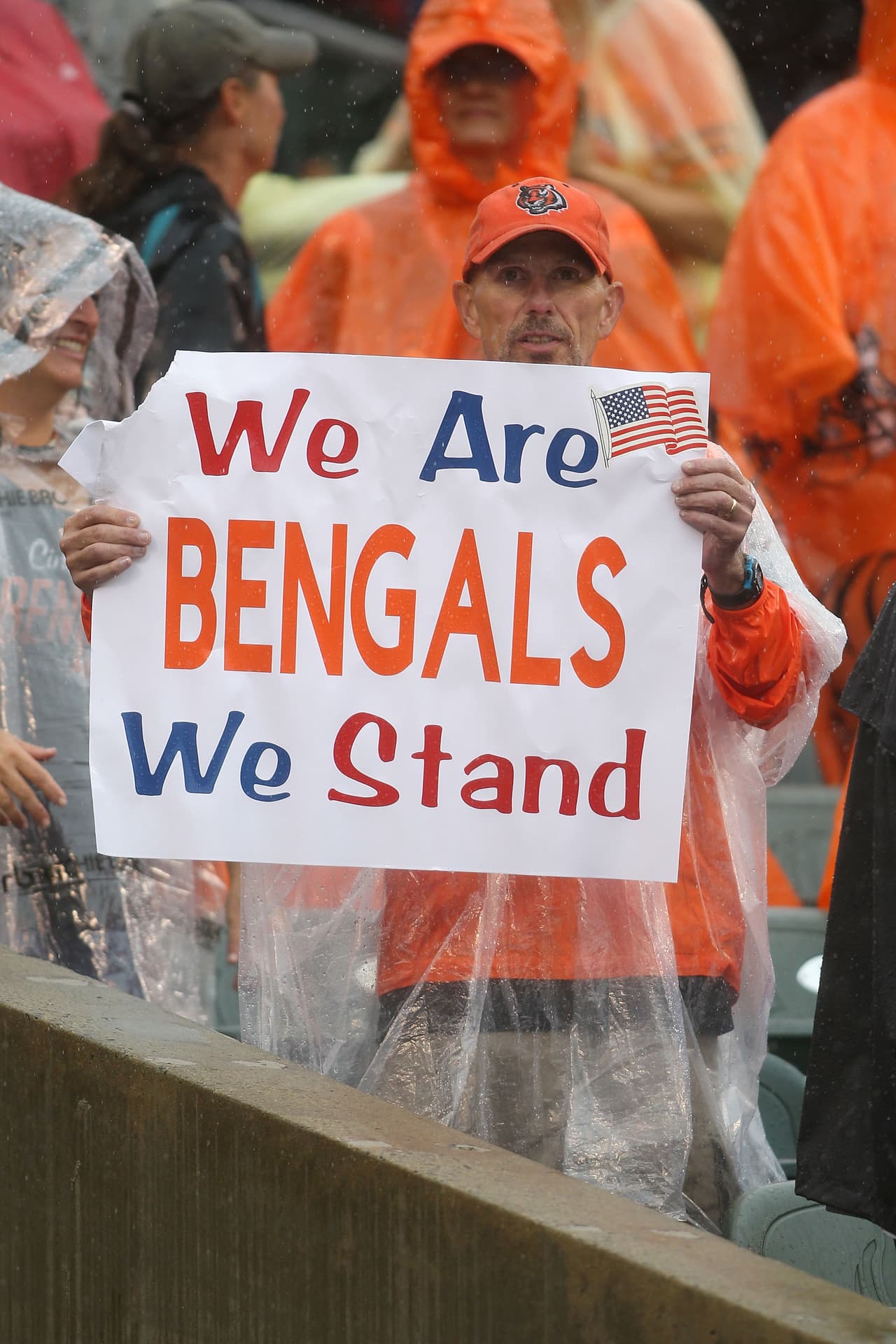 Algunos fanáticos de los Bengals mantuvieron su posición de mantenerse en pie cuando suene el himno, mientras que el equipo les respondió con un triunfo contra Bills.