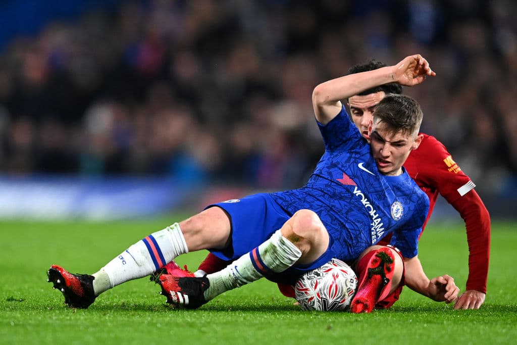 Billy Gilmour recibe una barrida por la espalda por parte del mediocampista Curtis Jones.