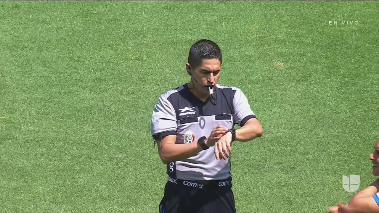 Arranca el partido y la pelota está en juego.