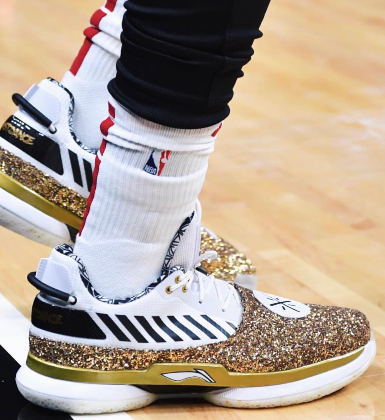 Este es a detalle el modelo con el que saltará a la cancha de la triple A el estelar Wade, unos Li-Ning Wade, su zapato insignia, pero en vivos dorados.