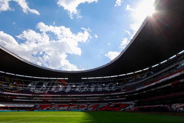 Cada vez lucen mejor las condiciones de la cancha del estadio Azteca. Sin embargo, este partido careció de afición celeste en las tribunas ya que la asistencia fue muy escasa.