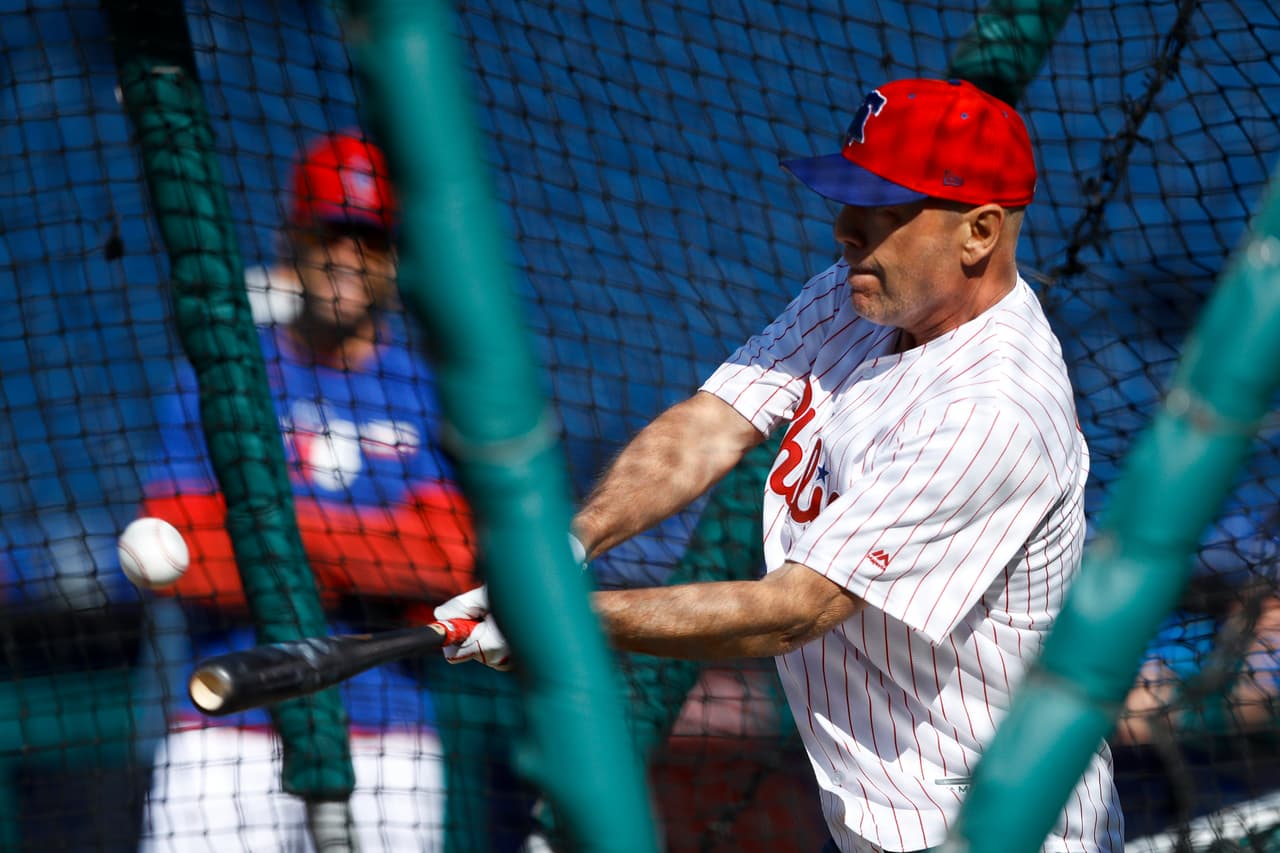 Bruce Willis, de 64 años y recordado por su papel en 'Duro de matar' entre otros filmes, vivió un gran ridículo en el lanzamiento previo al juego de Philadelphia Phillies y Milwaukee Brewers, cuando la bola ni siquiera llegó al receptor, lo que causó el abucheo del estadio, a pesar del buen ánimo del actor en medio del incidente.