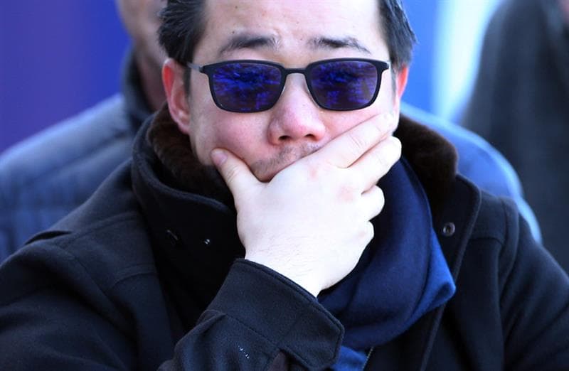 La esposa y el hijo de Vichai Srivaddhanaprabha, propietario del Leicester City, presentaron sus ofrendas junto miles de hinchas del club que se despidieron del hombre que falleció en un accidente de helicóptero de forma trágica.