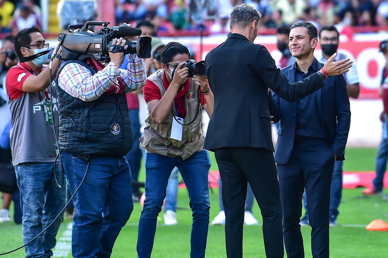 Así se saludaron Lozano y Ortiz.