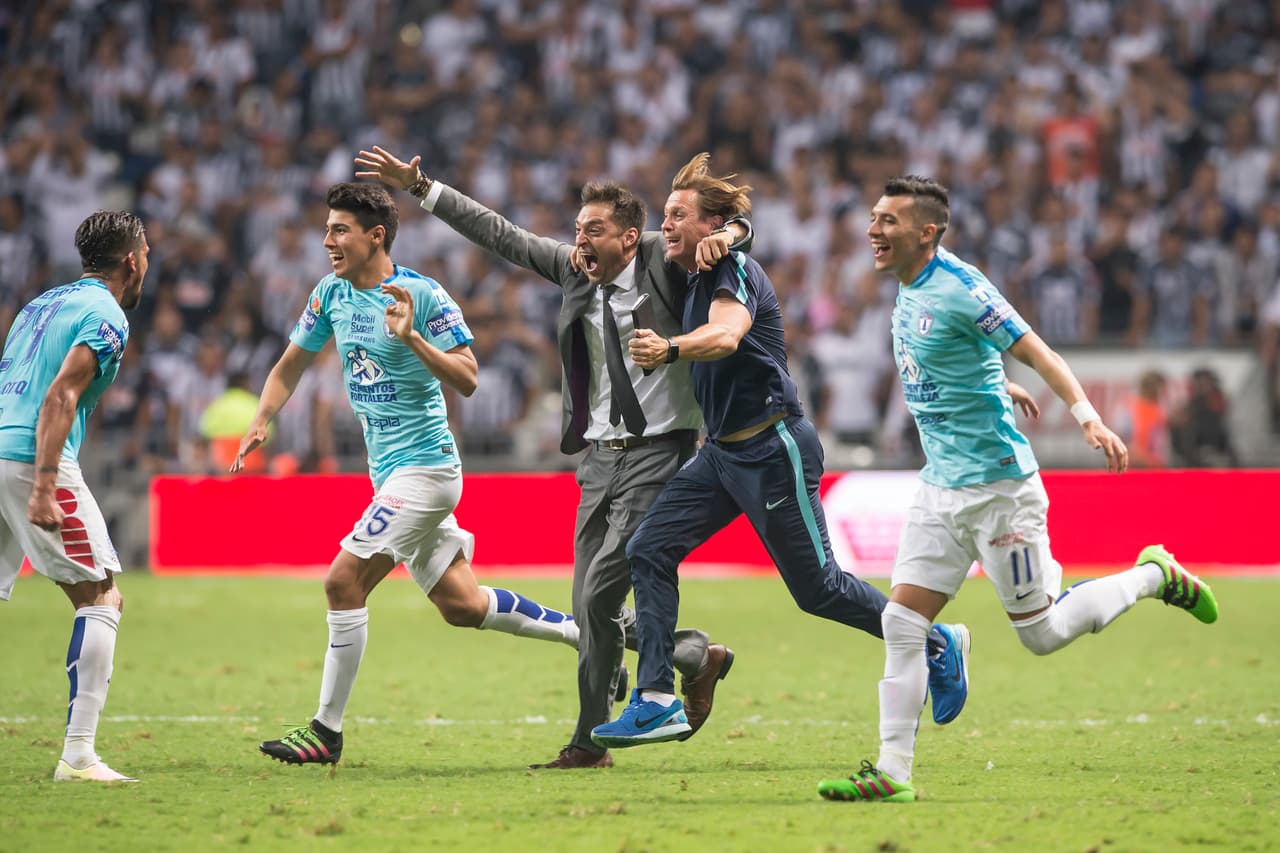 El uruguayo Diego Alonso celebró el título de sus dirigidos en Pahuca al imponerse en la fina contra Monterrey en el Clausura-2016.
