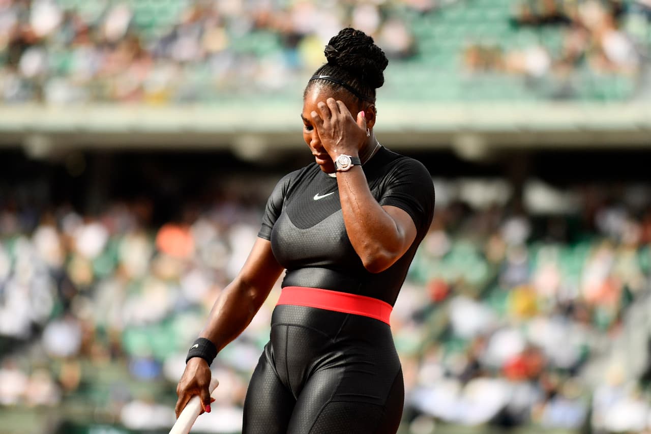La laureada Serena Williams regresó este lunes a una pista de un "Grand Slam" después de su baja de maternidad en 2017 y lo hizo con un atuendo en el que sentó su protesta en Roland Garros.