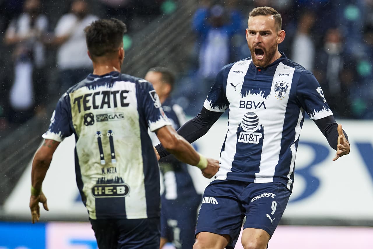 Isaac Brizuela y Alexis Vega se encargan de mantener viva la ilusión de Chivas de quedar dentro de la fiesta grande del futbol mexicano luego de vencer 1-2 a Monterrey.