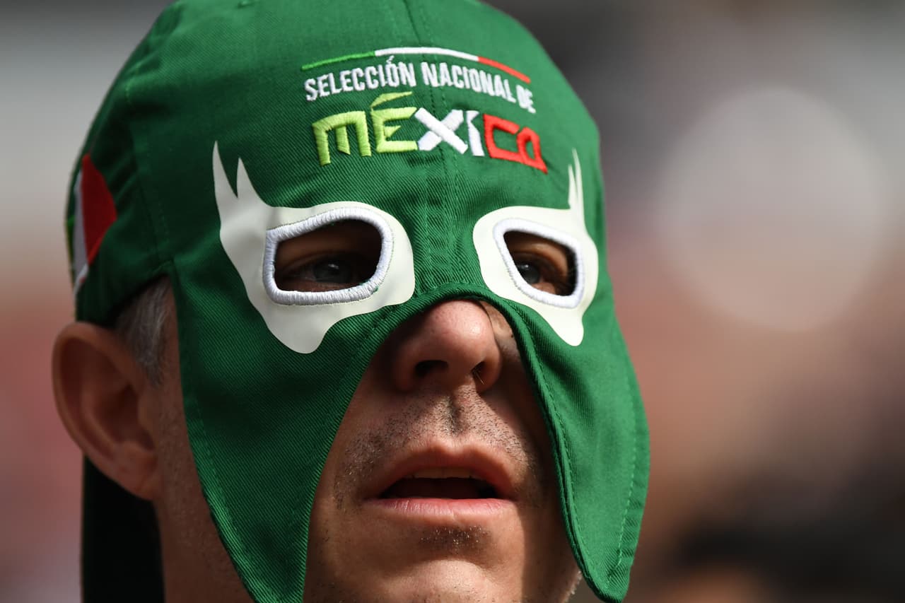 Los fanáticos de México sobresalieron frente a los de Alemania por sus atuendos, que entre sombreros, pinturas y demás, sin duda fueron más llamativos en medio del debut del grupo F del Mundial.